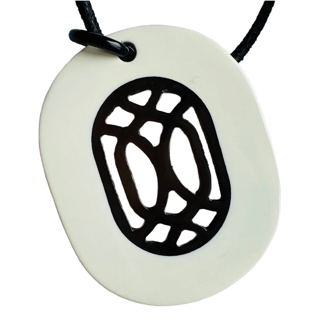 Pendentif Céleste corne laque blanche, fond blanc - Trendy's Jewels