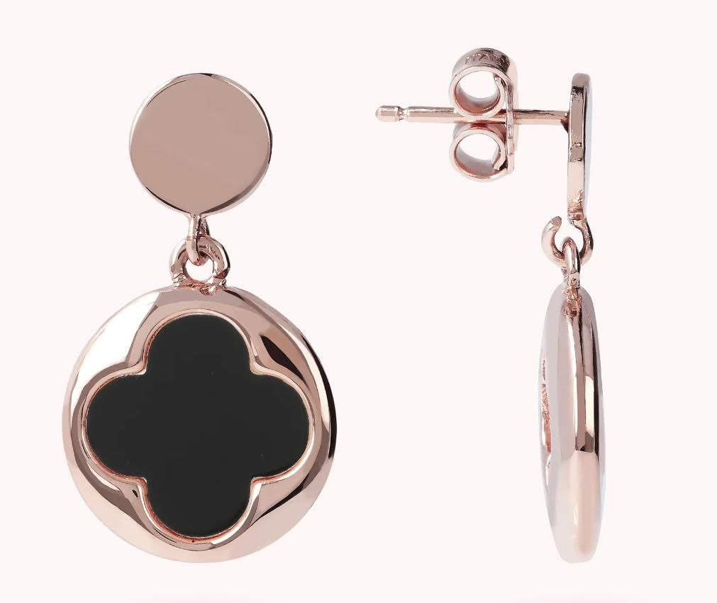 Boucles d'oreilles trèfle noir pendantes portées, vue de face - Trendy's Jewels