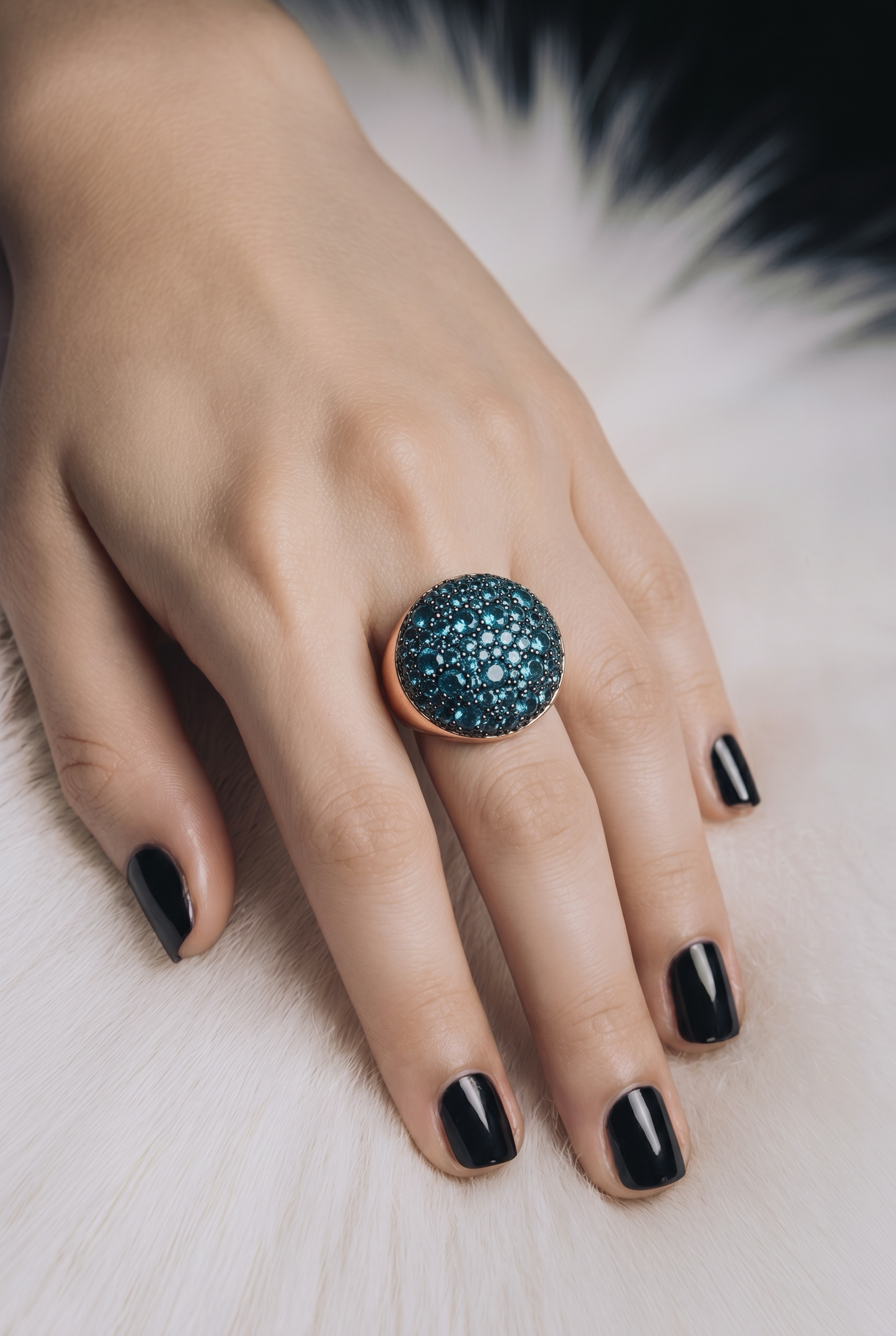Bague chevalière pavé rond Golden Rosé portée, vue de face - Trendy's Jewels