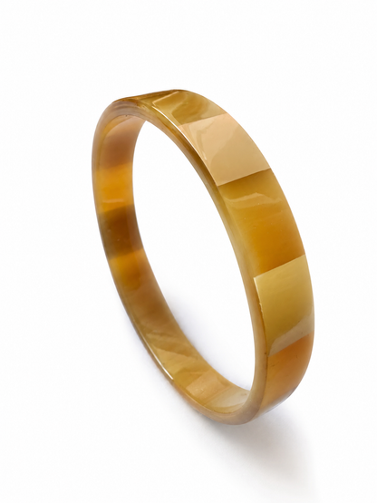 Bracelet corne Harmony transparente porté au poignet - Trendy's Jewels