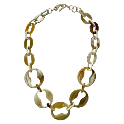 Collier corne grain de café, vue rapprochée - Trendy's Jewels