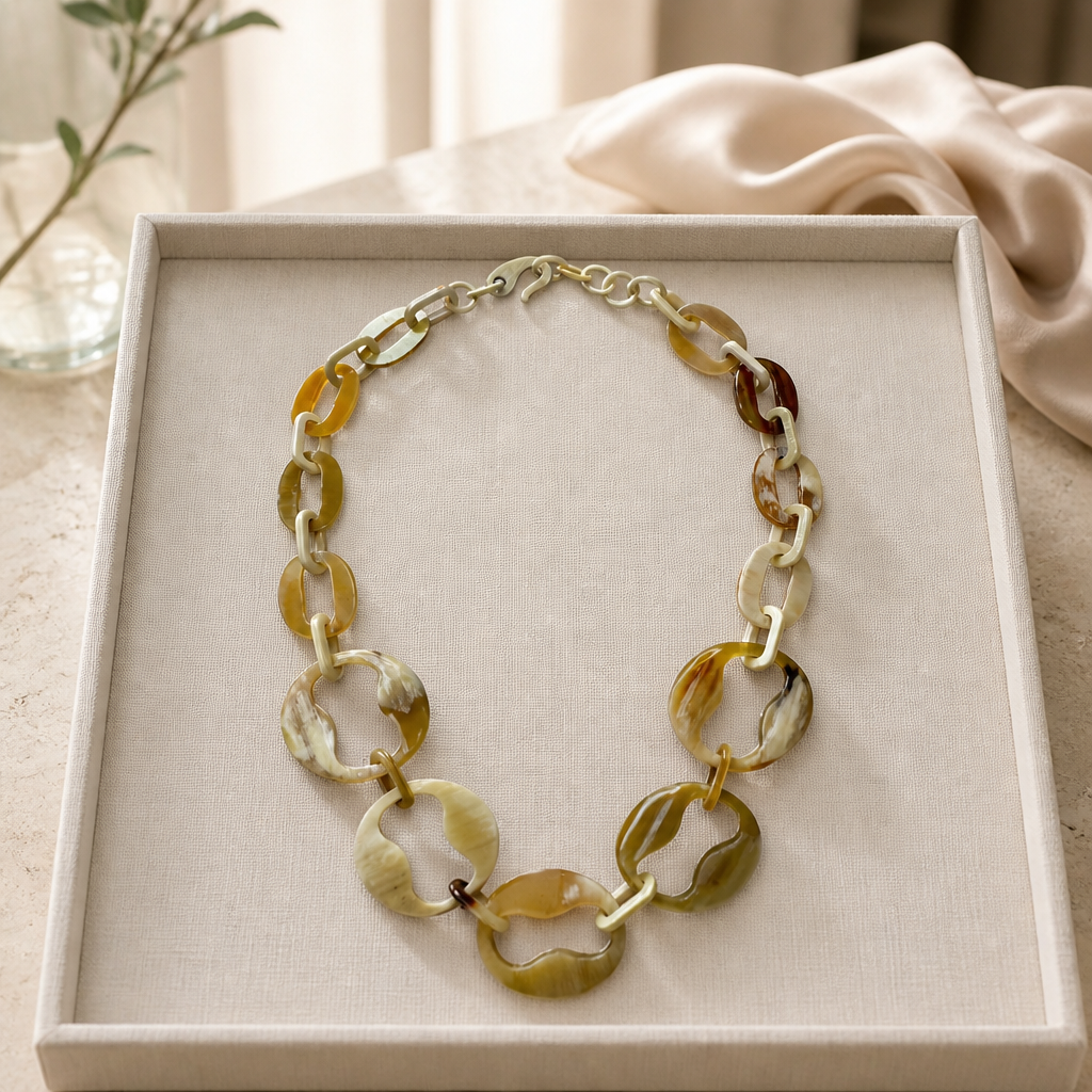 Collier corne naturelle porté, vue de profil - Trendy's Jewels