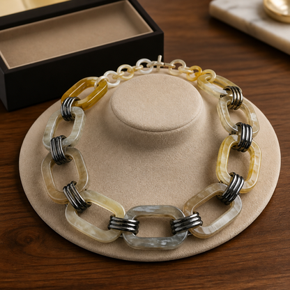 Collier corne et zamak argenté porté au cou - Trendy's Jewels