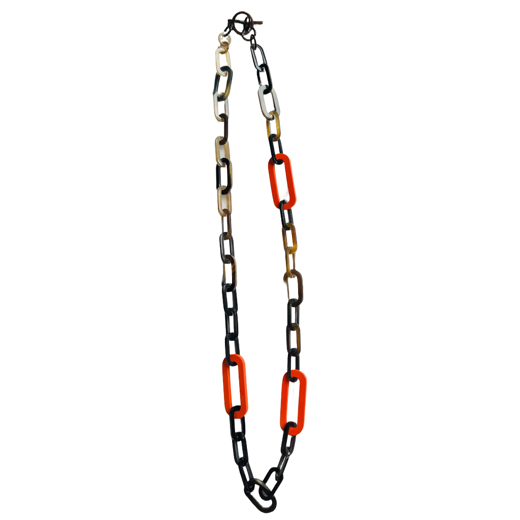 Sautoir corne laque orange porté au cou - Trendy's Jewels