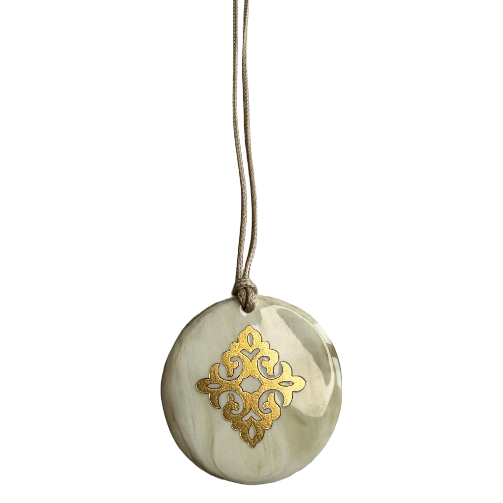 Détail reflets dorés sur pendentif corne naturelle - Trendy's Jewels