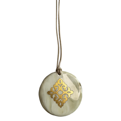 Détail reflets dorés sur pendentif corne naturelle - Trendy's Jewels