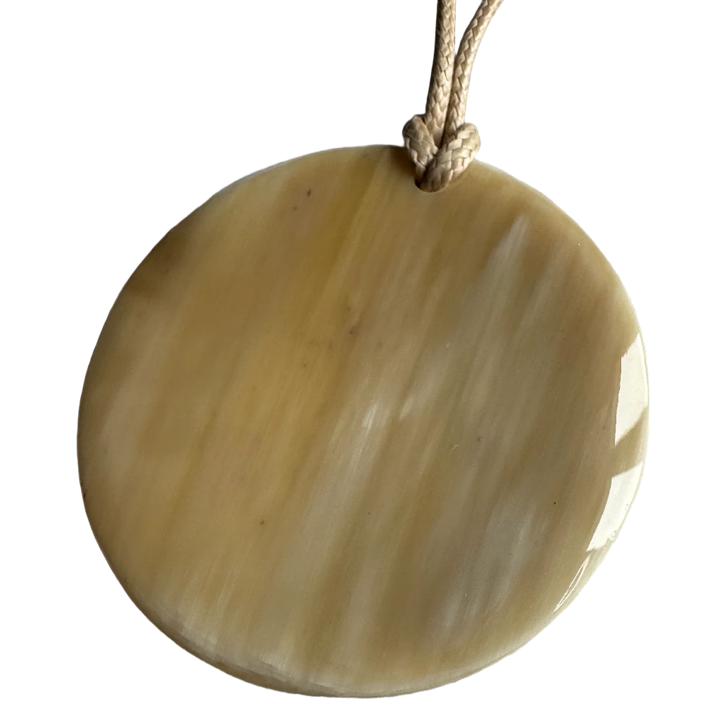 Pendentif corne ivoire doré, fond blanc - Trendy's Jewels