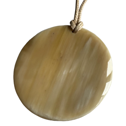 Pendentif corne ivoire doré, fond blanc - Trendy's Jewels