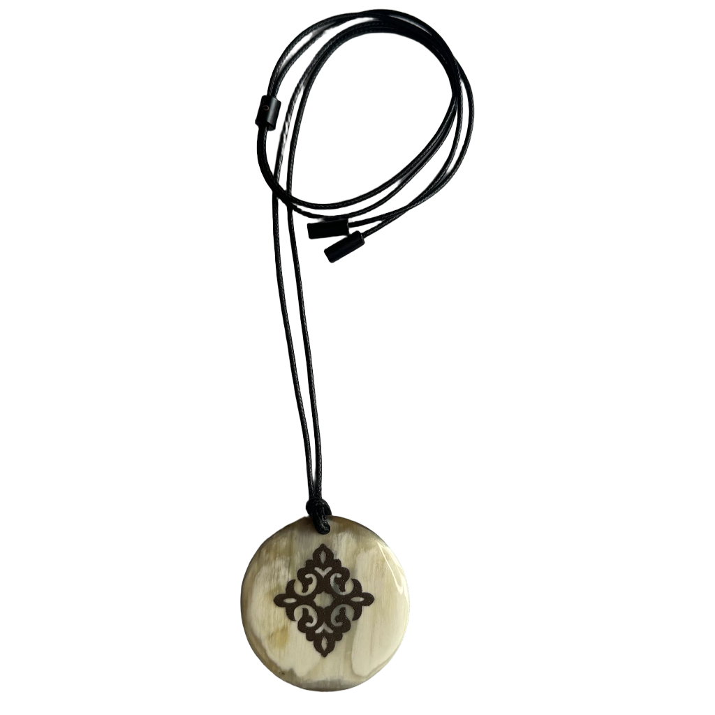 Pendentif rond corne argenté, fond blanc - Trendy's Jewels