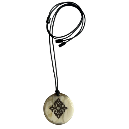 Pendentif rond corne argenté, fond blanc - Trendy's Jewels