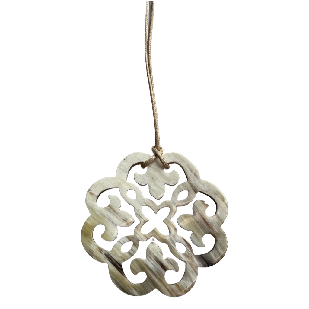 Grand pendentif corne naturelle fond blanc - Trendy's Jewels