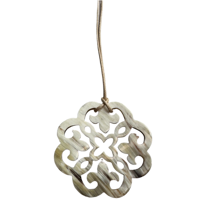 Grand pendentif corne naturelle fond blanc - Trendy's Jewels