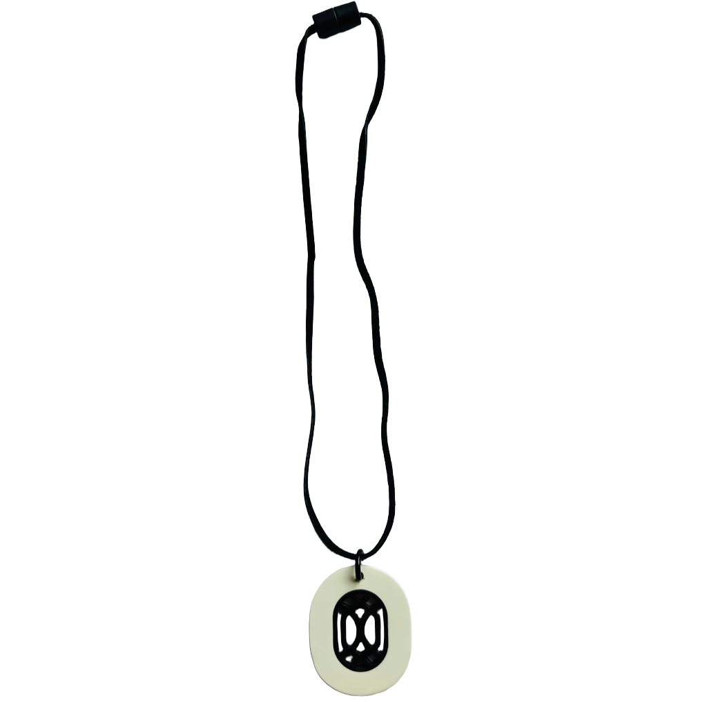 Détail motif ajouré géométrique pendentif corne - Trendy's Jewels