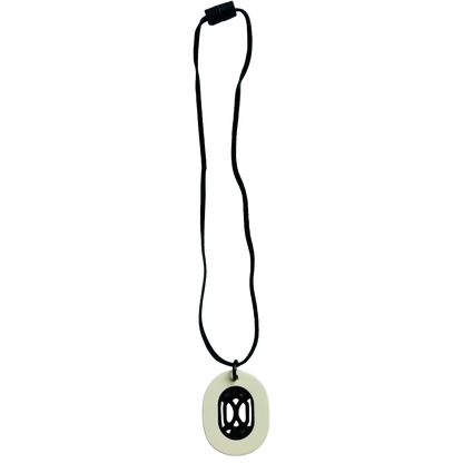 Détail motif ajouré géométrique pendentif corne - Trendy's Jewels