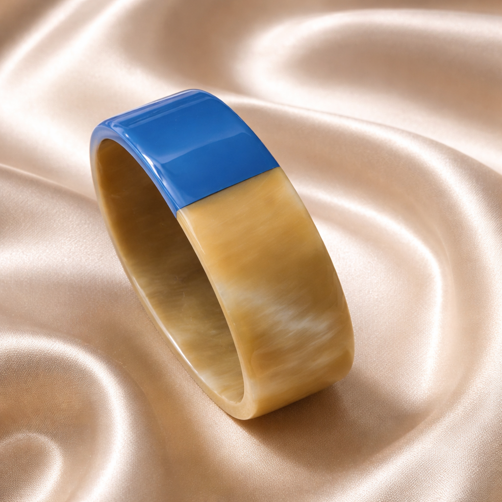 Bracelet corne laque bleue porté au poignet - Trendy's Jewels