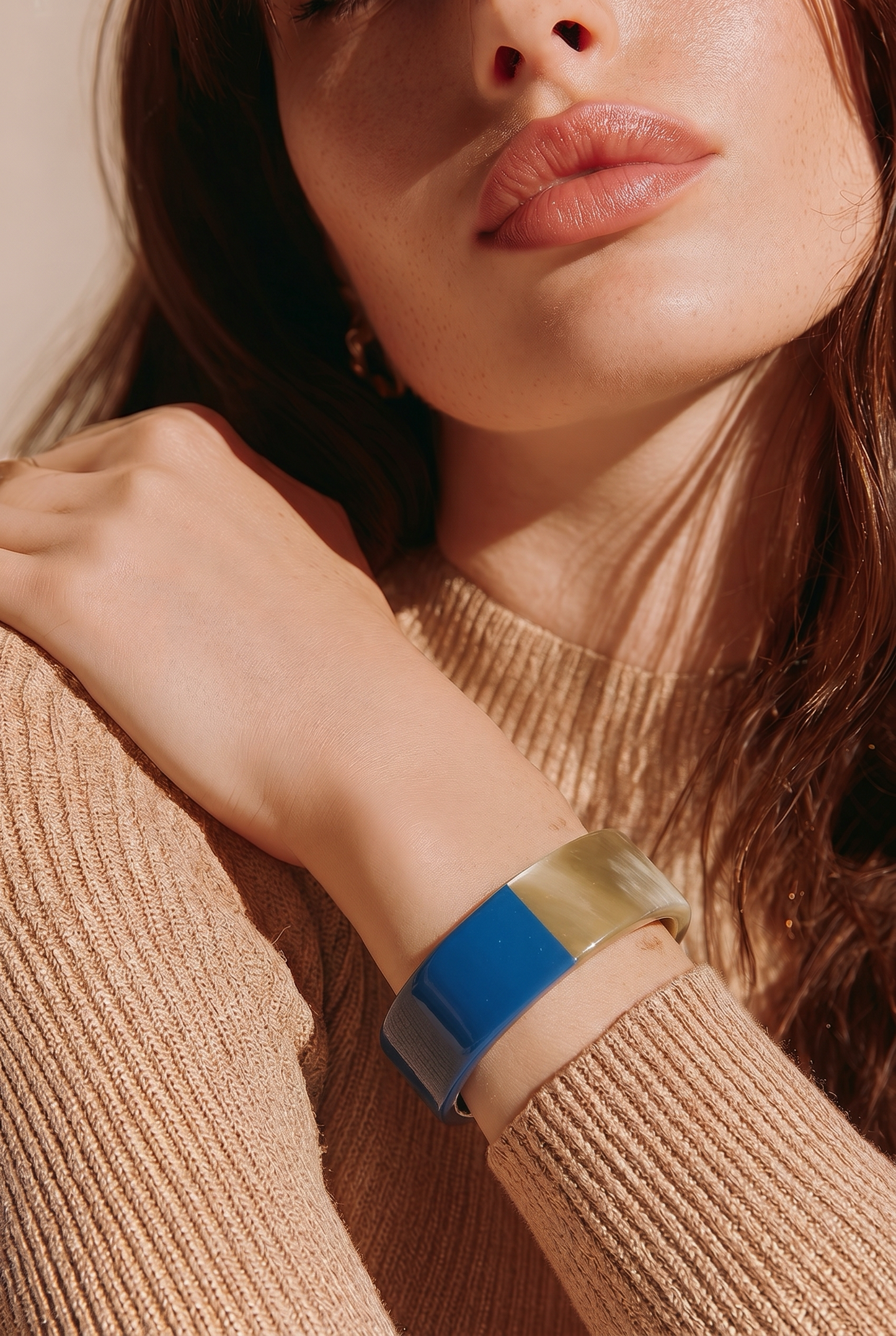 Bracelet en corne naturelle laque bleue éclatante largeur 2cm - Trendy's Jewels