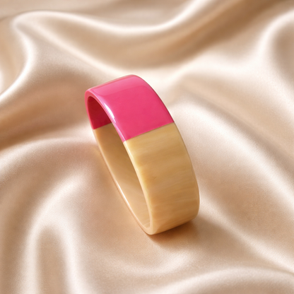 Bracelet corne rose fuchsia porté au poignet - Trendy's Jewels