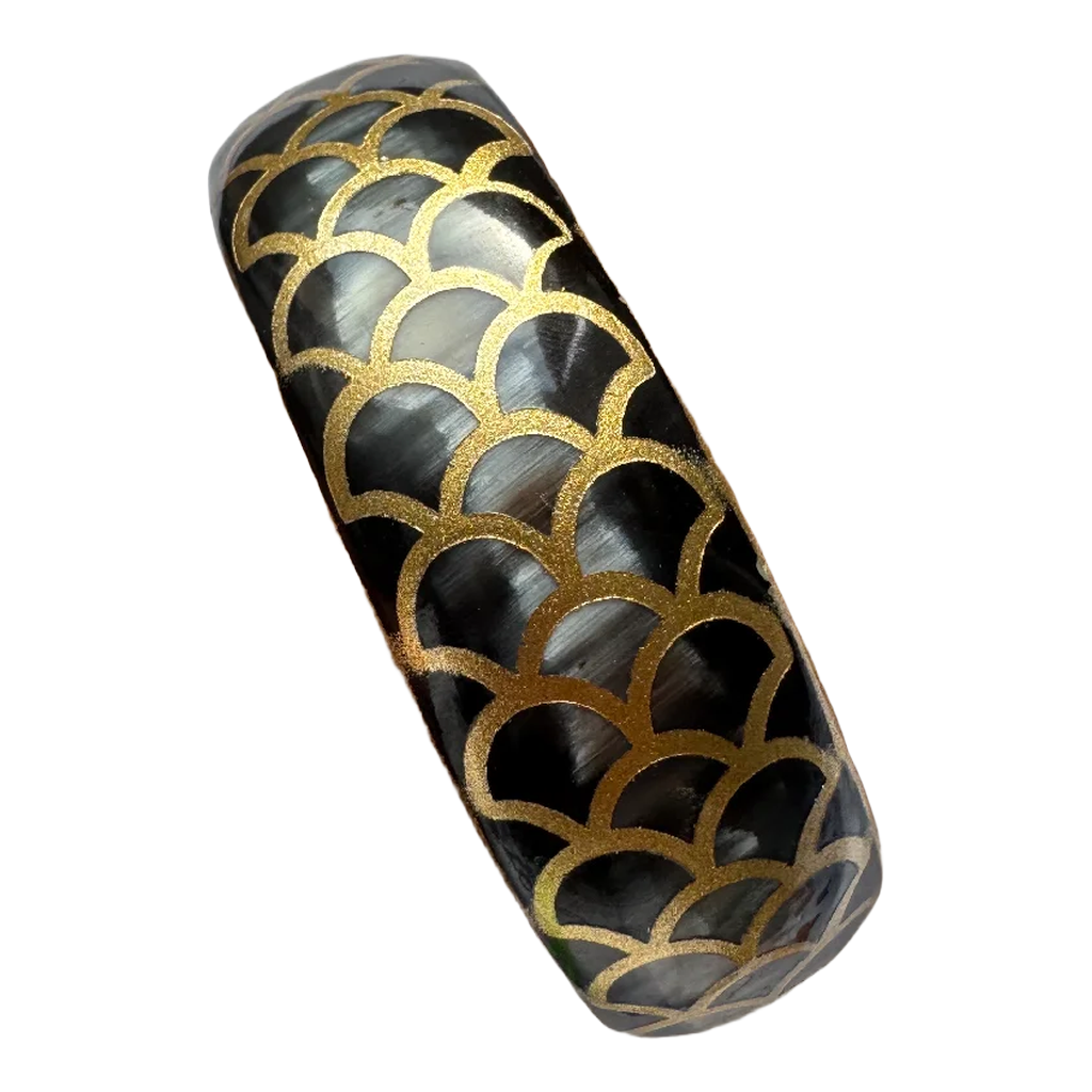Bracelet large corne Snake Gold noir porté au poignet - Trendy's Jewels