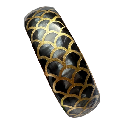 Bracelet large corne Snake Gold noir porté au poignet - Trendy's Jewels