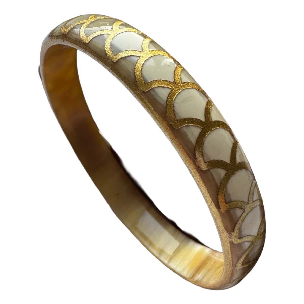 Bracelet corne Snake Gold ivoire porté au poignet - Trendy's Jewels