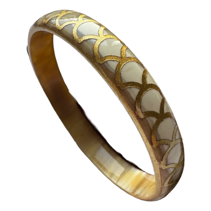 Bracelet corne Snake Gold ivoire porté au poignet - Trendy's Jewels