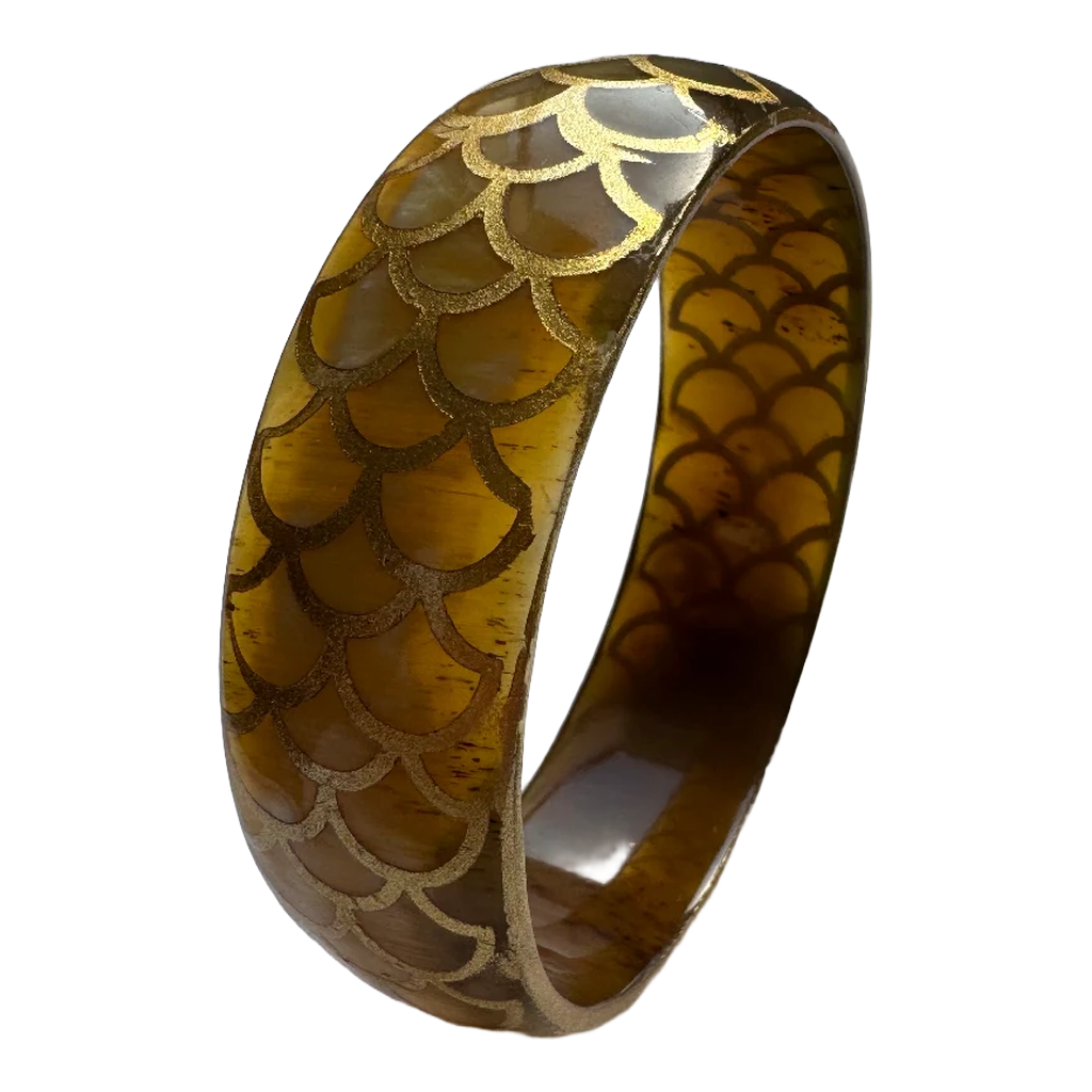 Bracelet corne transparente motif doré porté au poignet - Trendy's Jewels