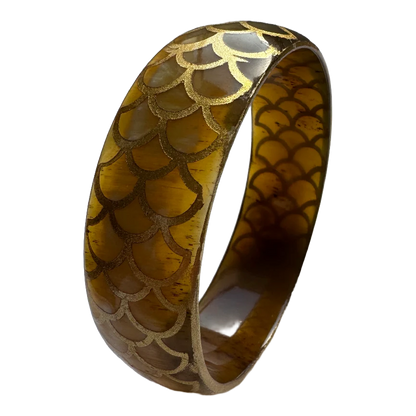 Bracelet corne transparente motif doré porté au poignet - Trendy's Jewels