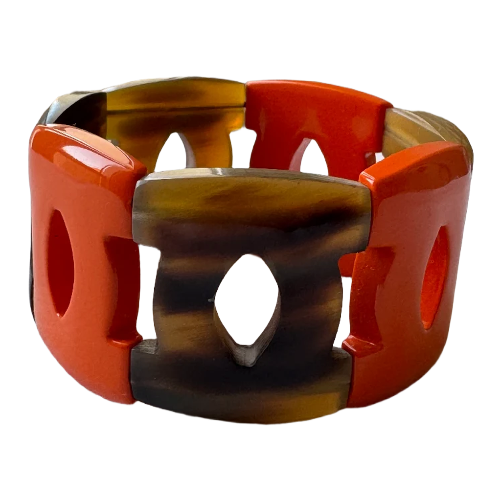 Bracelet corne ajustable laque orange porté au poignet - Trendy's Jewels