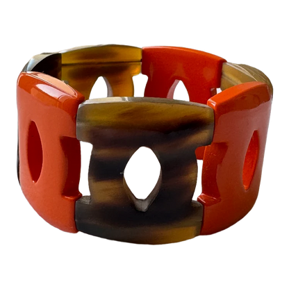 Bracelet corne ajustable laque orange porté au poignet - Trendy's Jewels