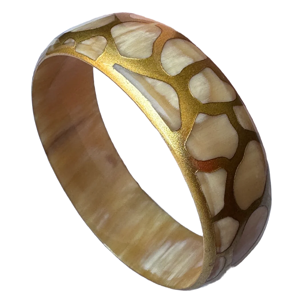 Bracelet corne Safari Gold ivoire doré porté au poignet - Trendy's Jewels