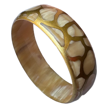 Bracelet corne Safari Gold ivoire doré porté au poignet - Trendy's Jewels