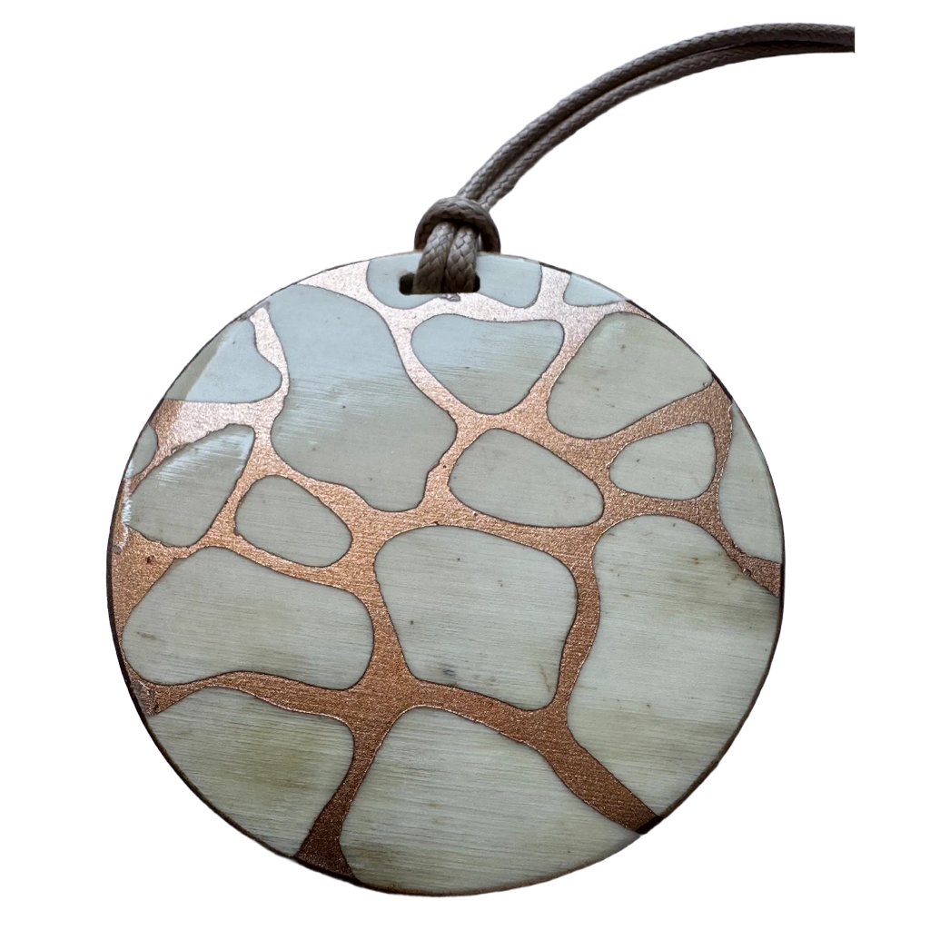 Pendentif corne gold rosé porté au cou - Trendy's Jewels