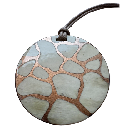 Pendentif corne gold rosé porté au cou - Trendy's Jewels