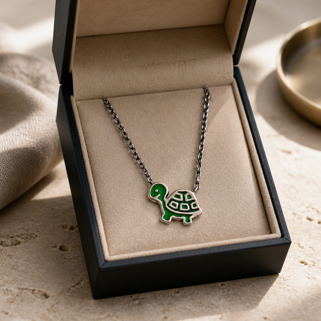 Chaîne enfant argent tortue portée, vue de face - Trendy's Jewels