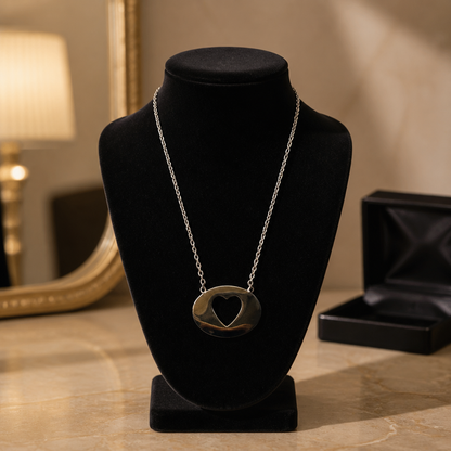 Chaîne cœur plaqué or portée au cou - Trendy's Jewels
