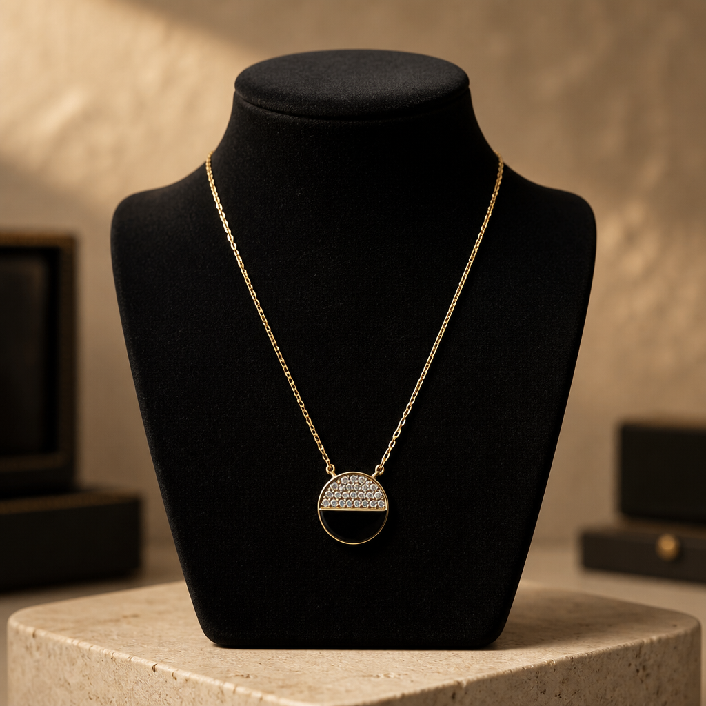 Chaîne pendentif rond zirconium plaqué or portée au cou - Trendy's Jewels