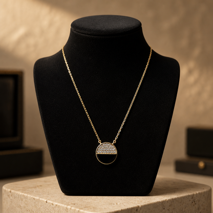 Chaîne pendentif rond zirconium plaqué or portée au cou - Trendy's Jewels