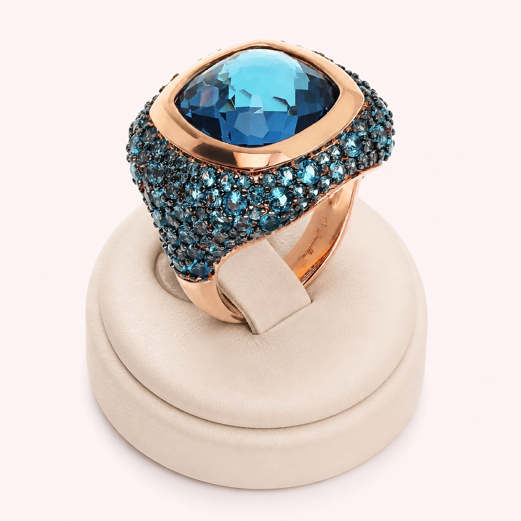 Bague chevalière bleue portée, vue de face - Trendy's Jewels