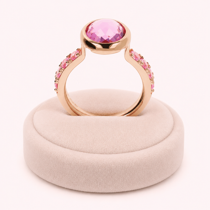 Bague cocktail rose portée, vue de face - Trendy's Jewels
