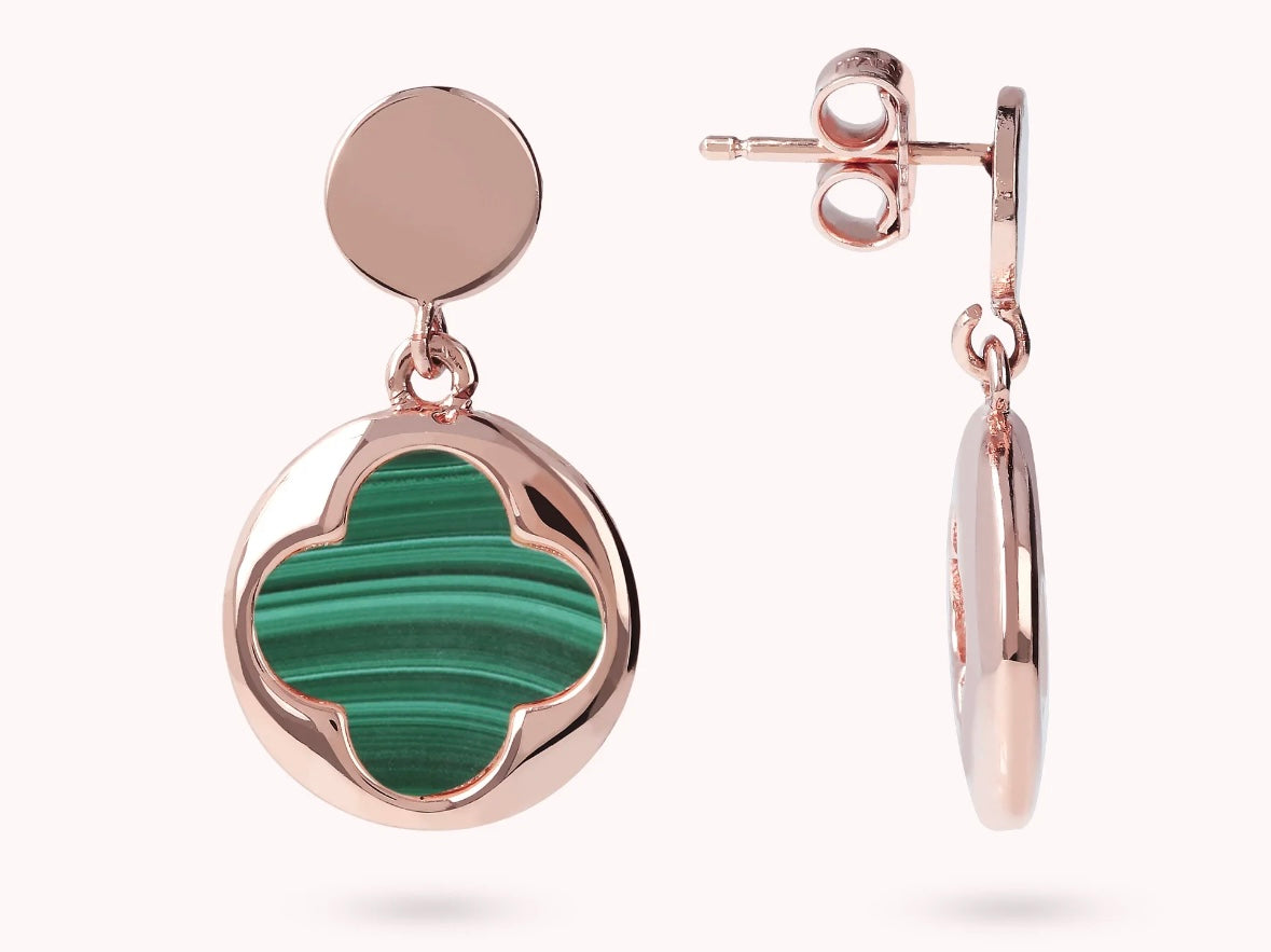 Boucles d'oreilles trèfle pendantes portées, vue de face - Trendy's Jewels