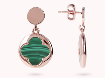Boucles d'oreilles trèfle pendantes portées, vue de face - Trendy's Jewels