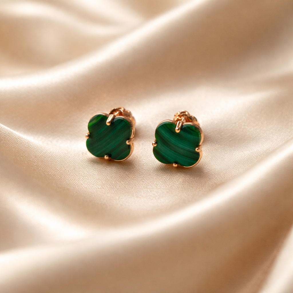 Boucles d'oreilles trèfle vert portées, vue de face - Trendy's Jewels