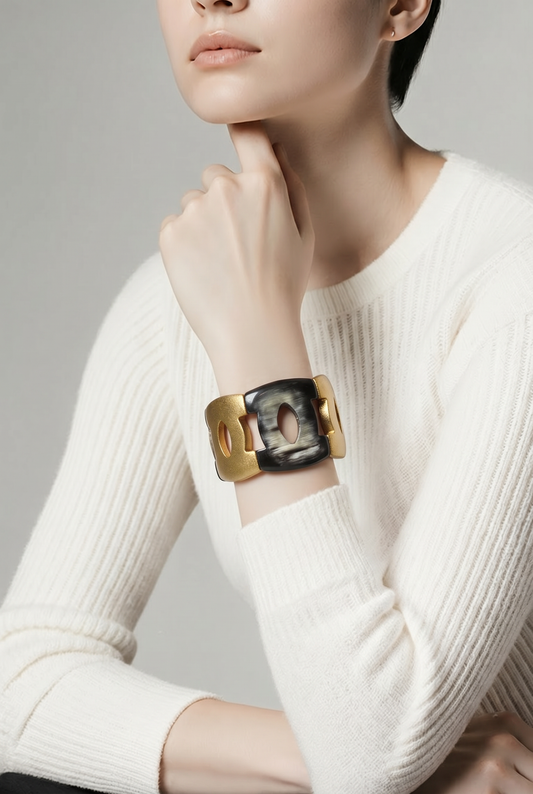 Bracelet ajustable élastique corne naturelle laquée gold noir et gold 3,3cm - Trendy's Jewels
