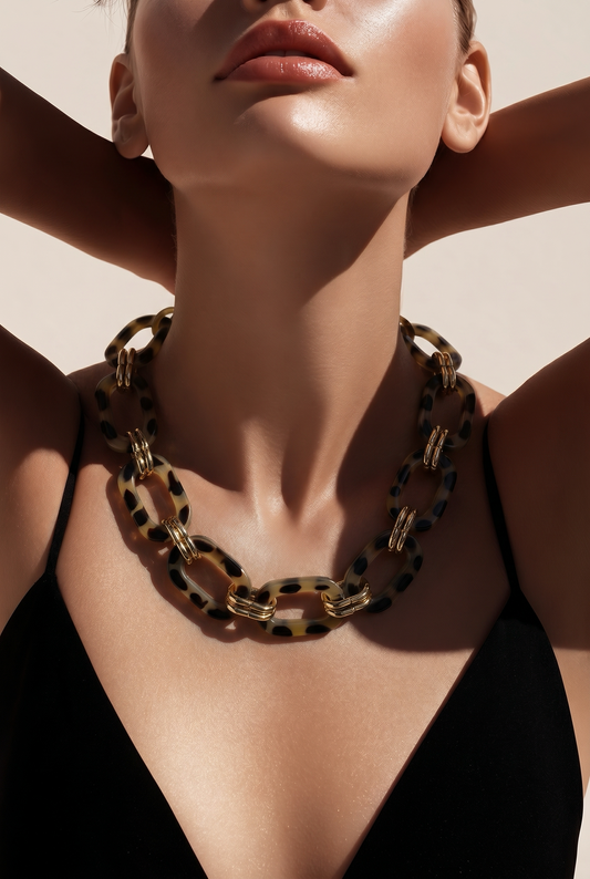 Collier maillons corne naturelle motif léopard et zamak doré 50cm - Trendy's Jewels