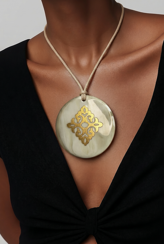 Pendentif rond en corne naturelle ivoire pailleté doré diamètre 6cm - Trendy's Jewels