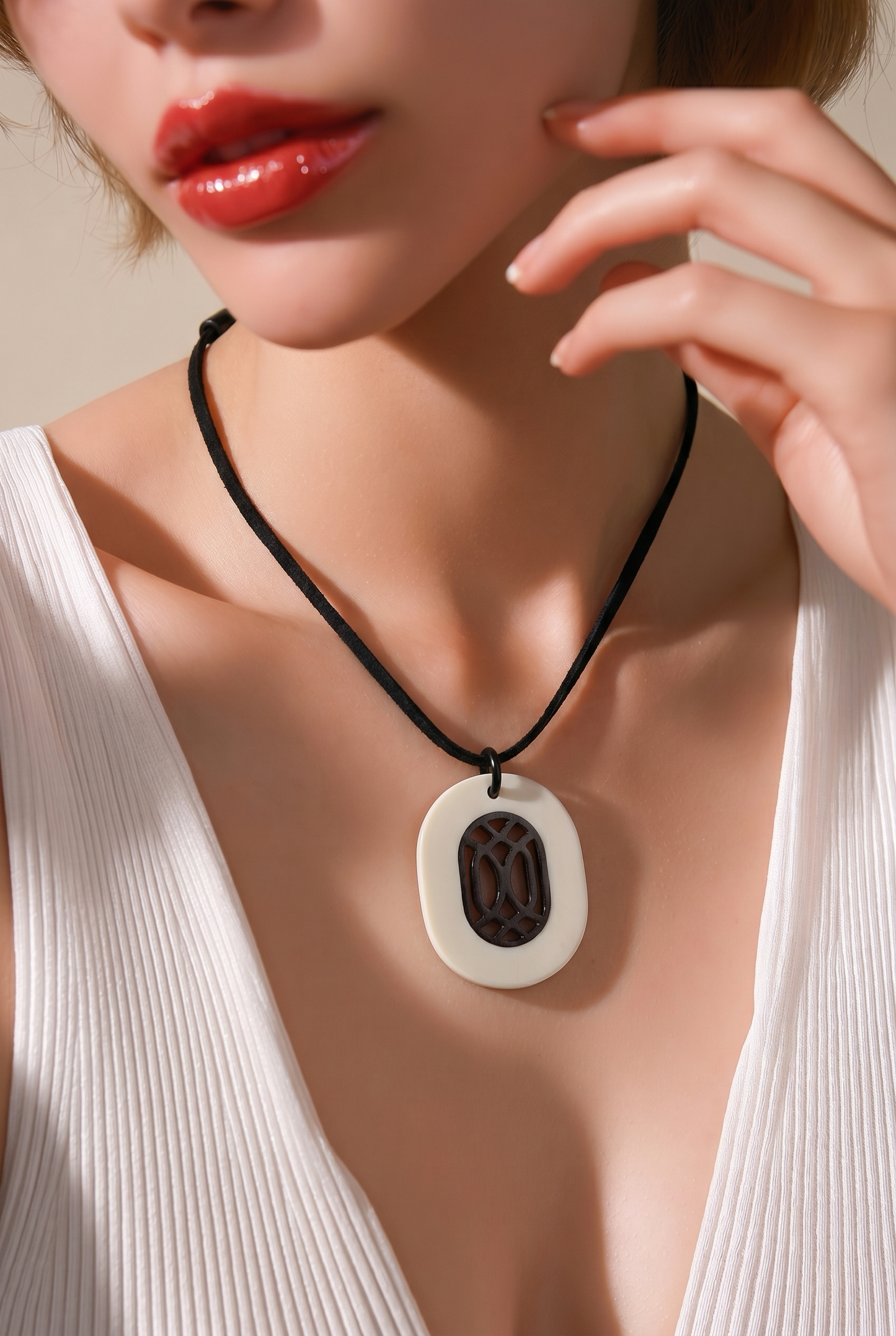 Pendentif Céleste en corne naturelle motif ajouré laque blanche crème - Trendy's Jewels