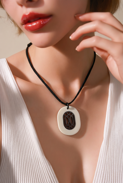 Pendentif Céleste en corne naturelle motif ajouré laque blanche crème - Trendy's Jewels