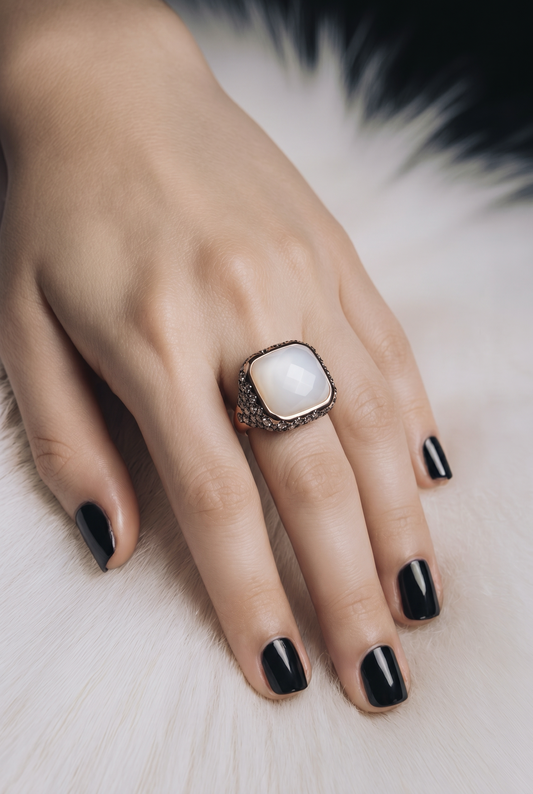 Bague chevalière pierre naturelle blanche facettée pavé zircons Golden Rosé - Trendy's Jewels