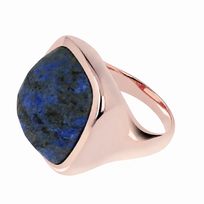 Bague chevalière pierre bleue naturelle portée, vue de face - Trendy's Jewels