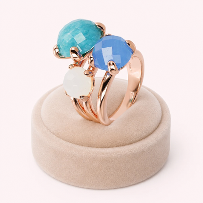 Bague trio pierres naturelles multirangs portée, vue de face - Trendy's Jewels